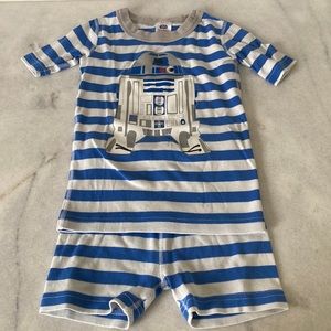 Hanna Andersson shorts and t-shirt pajamas size 110 or 5. Good condition.